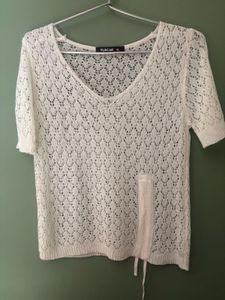 Chic White Knitted V-Neck Top