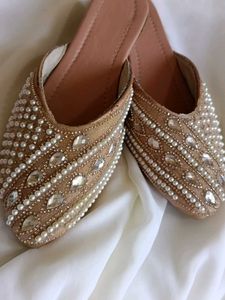 Pearl Embellished falt sandals🦪