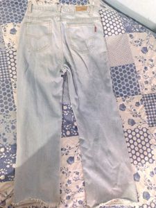 Light Wash Frayed Hem Jeans