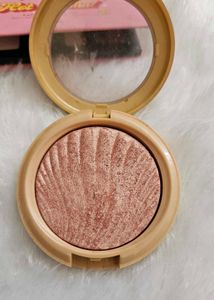 Shimmering Rose Gold Highlighter