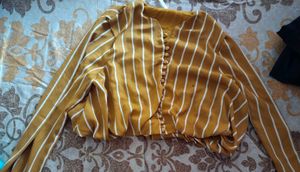 Comfortable mustard top