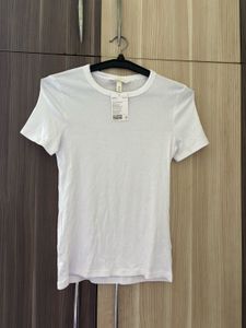 9 H&M Cotton Fitted tshirt