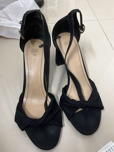 Chic Black Twist Detail Heels