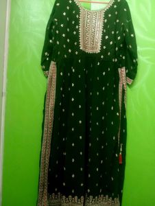 Elegant Green Embroidered naira cut set