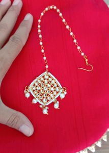 Elegant Kundan Maang Tikka with Pearls