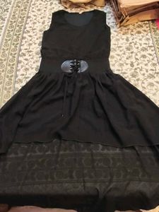 Chic Black Sleeveless Dress with Corset Belt