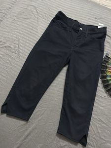 Levis Black Capri Pants