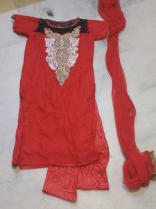 Net Suit Set With Chunni Worn Multiple Times But Still Looks Good.have Thread And Stone Work On Fronk On Back.lace On Sleeves.