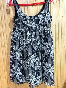 Stylish Black &amp; White Leaf Print Dress
