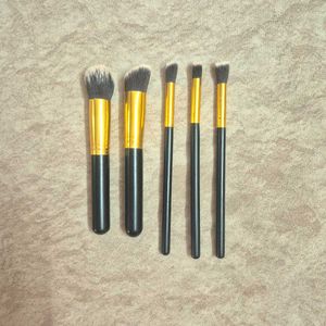 Set of 5 Makeup brushes