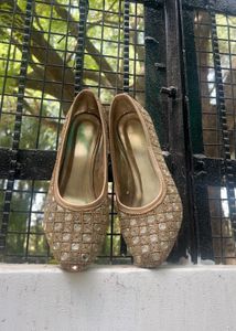 Embellished Gold Juttis