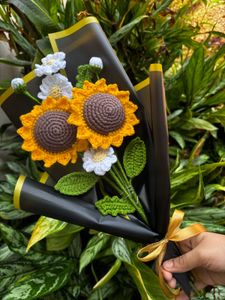 crochet sunflower and daisy bouquet