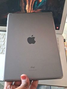 Apple iPad - Excellent Condition!