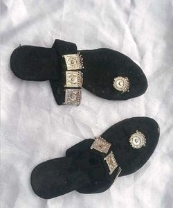 Stylish Black Sandals with Toe Ring