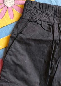 Comfortable Black and res pent with pocket