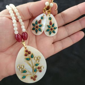Mother of pearl jewellery set