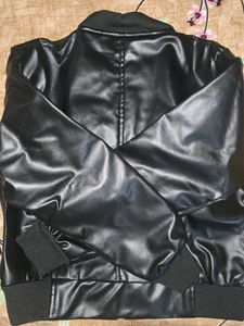 Chic Black Leather Jacket 🖤