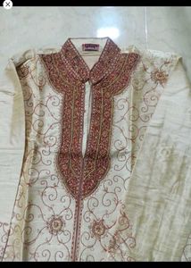 Men's Embroidered Kurta with Shawl.