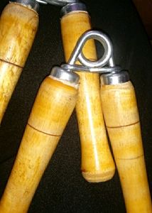 Unlock Your Hand Strength: 2-Piece Wooden Handle Hand Grips for Powerful Workouts"