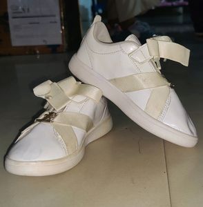 Puma Girls Casual Shoes. Like New. Good Condition