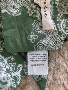 🌵☘️ Et Clet green paisley wrap top