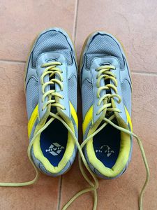 Nivia Grey & Yellow badminton Sports Shoes.