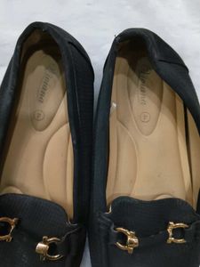 Stylish Black Loafers with Gold Accent