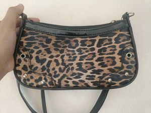 Chic Leopard Print Shoulder Bag