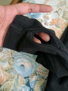 Gym top with thumbholes