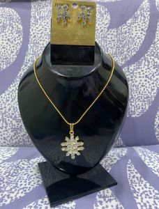 Elegant Gold Necklace and Earrings Set