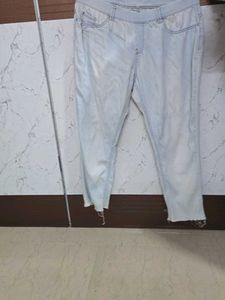 Light Wash Frayed Hem Jeggings👖