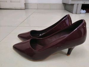 PUMP STYLE POINTED TOE CHERRY RED HEELS