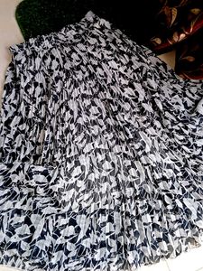 Chic Pleated Floral Midi Skirt
