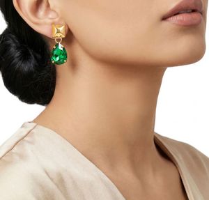 Exquisite Gold Necklace with Emerald Pendant