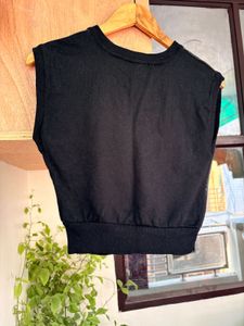 Sleek Black V-Neck Sleeveless Knit Top