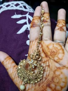Elegant Gold Maang Tikka