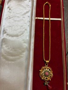 Elegant Gold Chain with Pendant