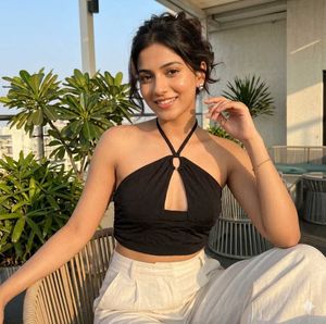 Shein : Stylish Black Halter Neck Crop Top