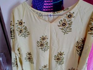 💛Yellow Colour Flowery Beautiful Looking Kurti