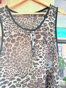 Chic Leopard Print Sleeveless Top