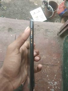Honor Mobile Phone - Cracked Screen