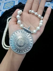 Beautiful white Pearl  necklace with pendant