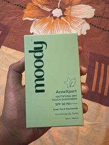 Moody AcneExpert Mattifying Dry Touch Sunscreen