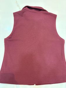Azorte Chic Maroon Zipper Collar Sleeveless Top