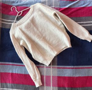 ESSENTIAL WHITE SWEATER