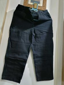 Classic Black Cropped Capri