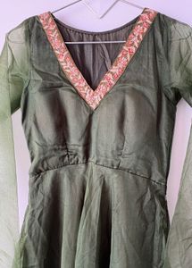 Elegant Green Kurta with Floral Embroidery