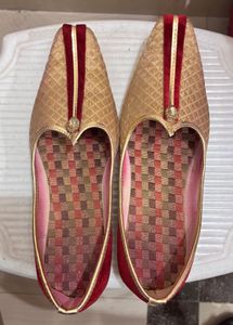 Men's Golden & Red Ethnic Juttis