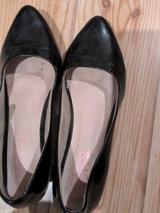 Shiny Black Pointed Toe Heels