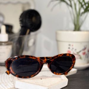 Stylish Tortoiseshell Cat-Eye Sunglasses